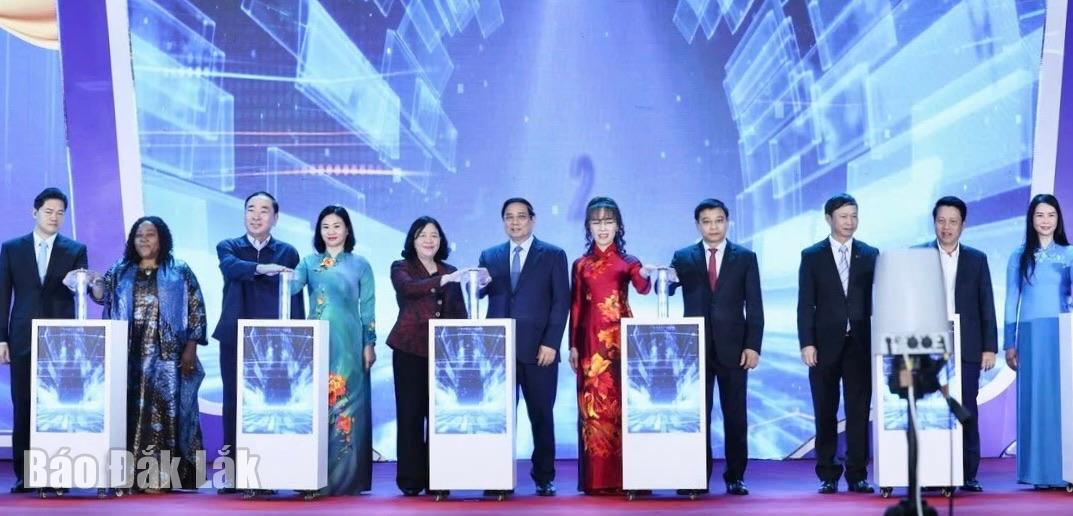 นายกรัฐมนตรีฝ่าม มิญ จิ่ง พร้อมด้วยผู้นำท่านอื่นๆ ร่วมพิธีเปิดโครงการ 