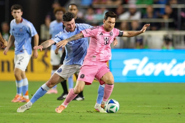 مسی زمینه را برای درخشش بازیکنان جوانش فراهم میکند، اینتر میامی کنفرانس شرق را فتح میکند و به فینال جام MLS میرسد - عکس ۱ Messi làm nền giúp đàn em rực sáng, Inter Miami vô địch miền Đông vào chung kết MLS Cup - Ảnh 1.