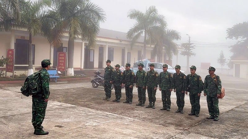 Offiserer og soldater fra Thu Lum grensevaktstasjon før patruljetid.