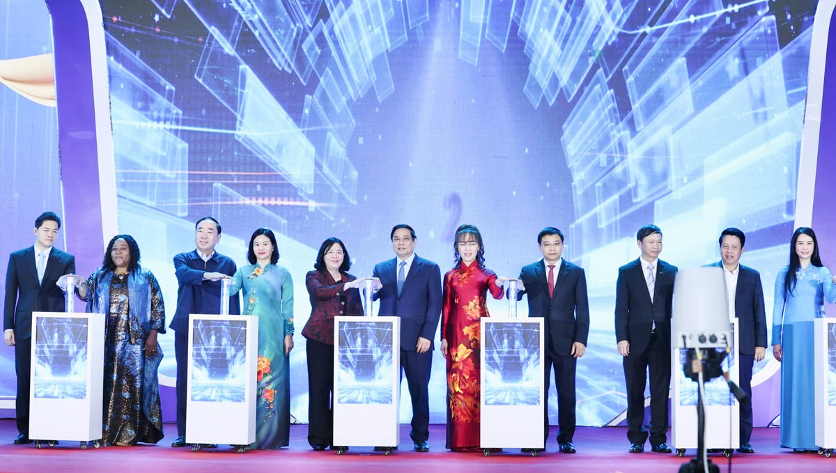 ທ່ານ​ນາ​ຍົກ​ລັດ​ຖະ​ມົນ​ຕີ ຟ້າມ​ບິ່ງ​ມິງ ແລະ ບັນ​ດາ​ຜູ້​ແທນ​ໄດ້​ລົງ​ນາມ​ໃນ​ບັນ​ດາ​ໂຄງ​ການ​ໜູນ​ຊ່ວຍ​ແມ່​ຍິງ​ເລີ່ມ​ດຳ​ເນີນ​ທຸ​ລະ​ກິດ​ໄລ​ຍະ 2026-2035 (ໂຄງ​ການ 2415). ພາບ: ໜັງສືພິມແມ່ຍິງຫວຽດນາມ