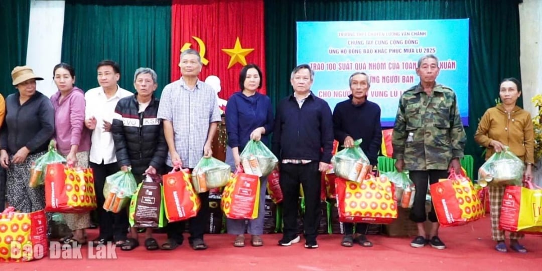 Orang ramai menerima hadiah sokongan daripada Sekolah Tinggi Luong Van Chanh untuk Orang Berbakat