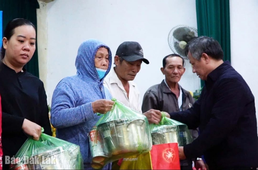 Encik Huynh Tan Chau, Pengetua Luong Van Chanh High School for the Gifted, memberikan hadiah kepada orang ramai.