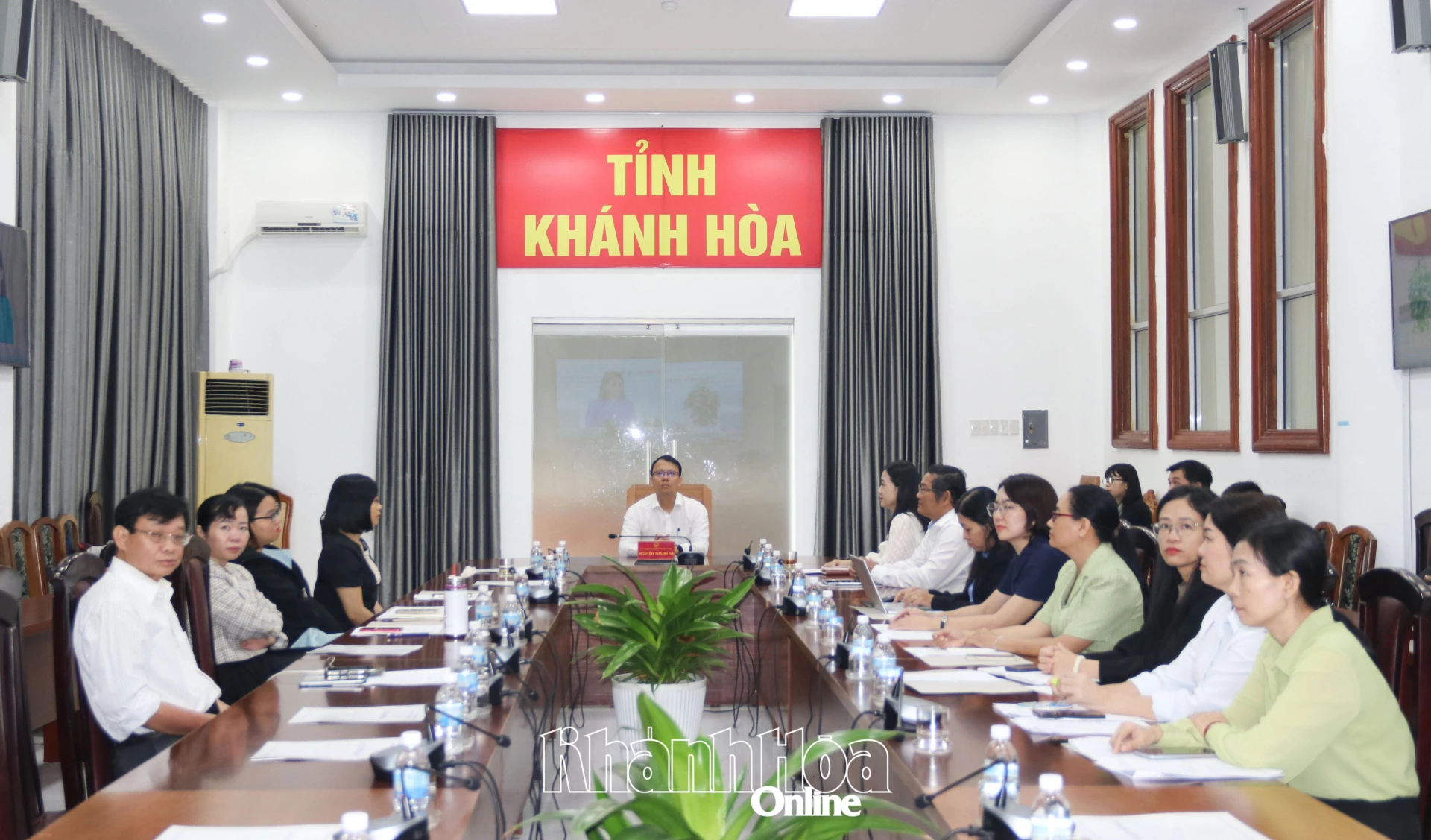 Vice ordförande för provinsens folkkommitté, Nguyen Thanh Ha, och delegater deltog i konferensen vid Khanh Hoa-bron.