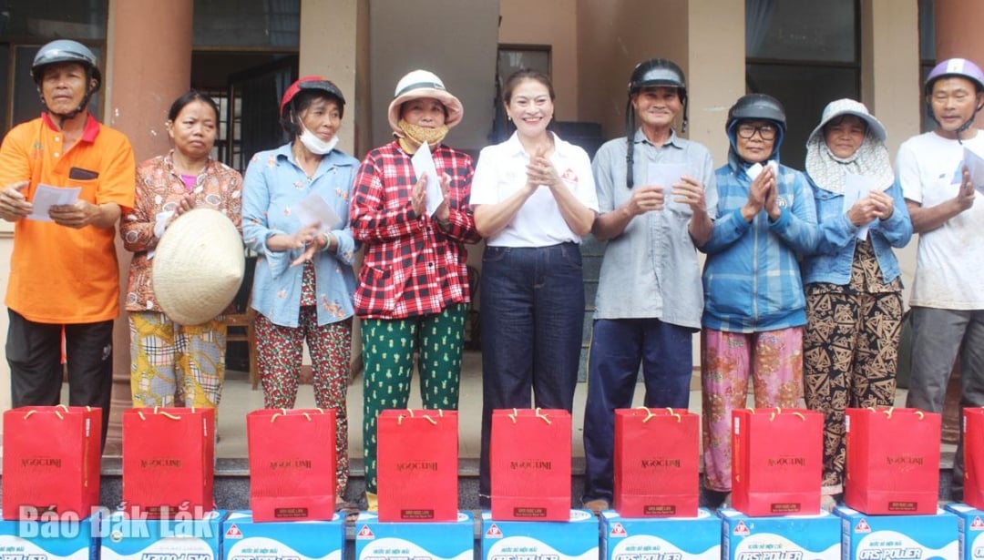 خانم لی تی تو هوین، رئیس هیئت مدیره گروه ترونگ سین، به مردم هدایایی اهدا کرد.