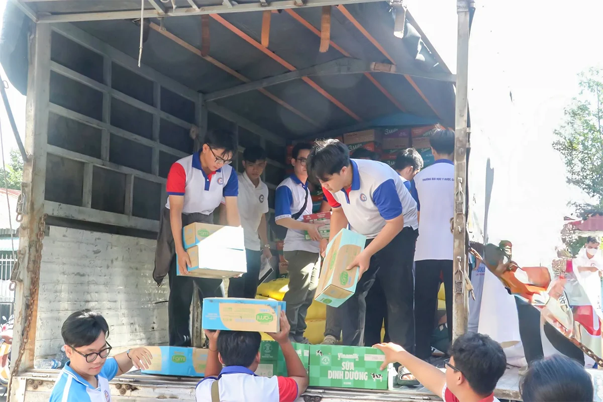 «Can Tho City Dream Bus» drar for å støtte mennesker rammet av stormer og flom