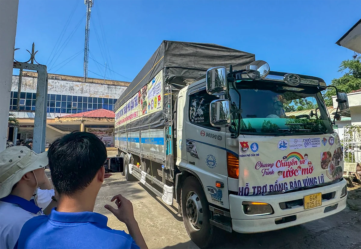 «Can Tho City Dream Bus» drar for å støtte mennesker rammet av stormer og flom