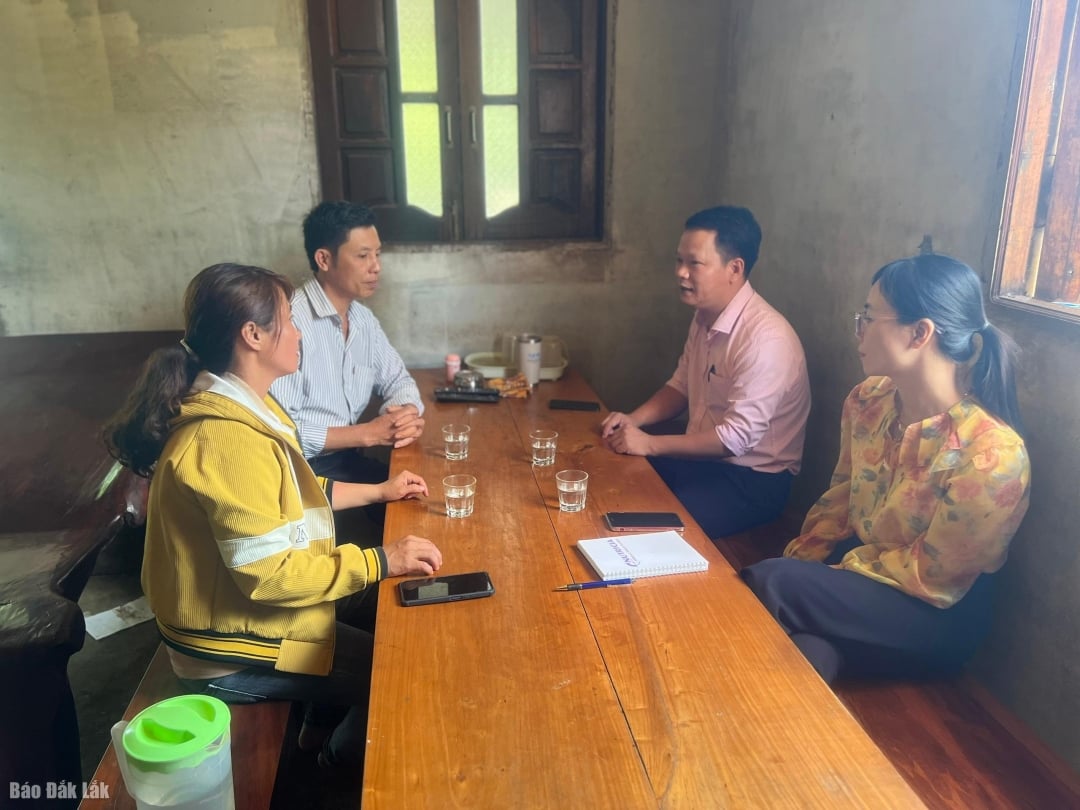 Сотрудники Транзакционного отдела Банка социальной политики Ку Мгара беседуют с людьми