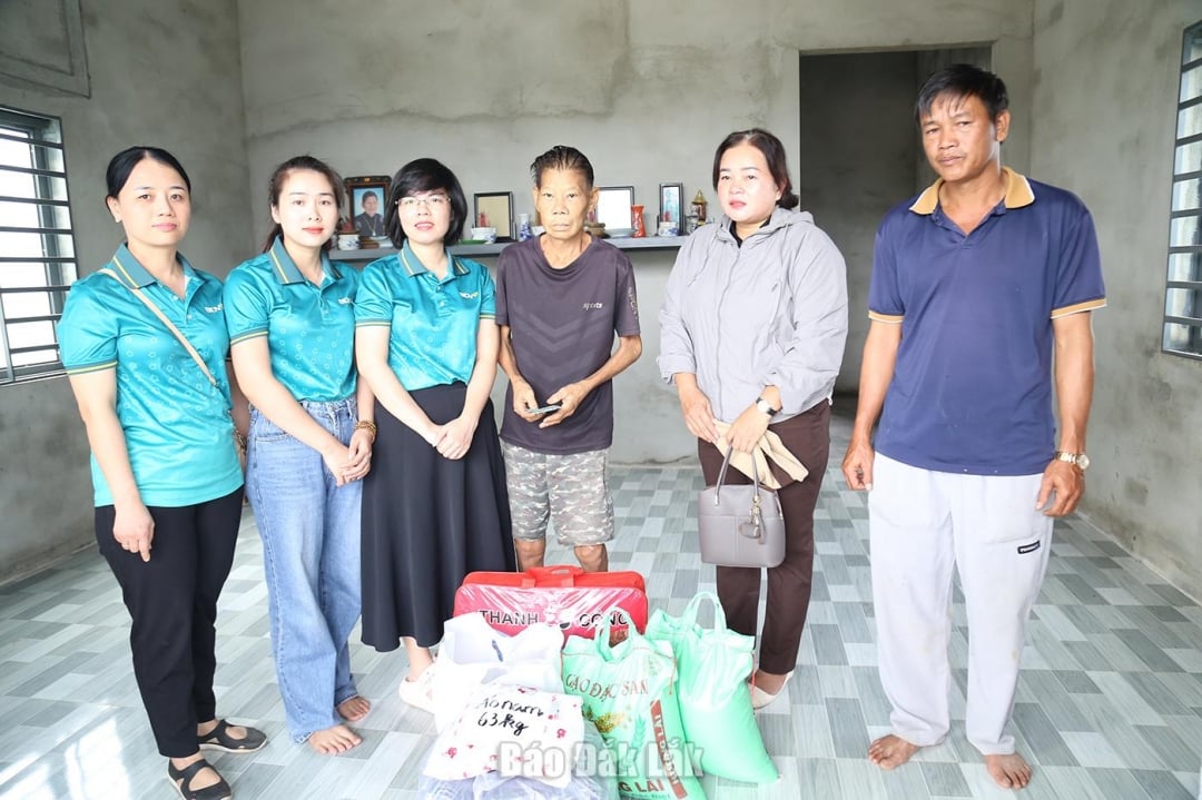 क्रोंग बोंग कम्यून और बीआईडीवी डाक लाक के प्रतिनिधियों ने श्री ट्रान दीन्ह तुआन को उपहार भेंट किए