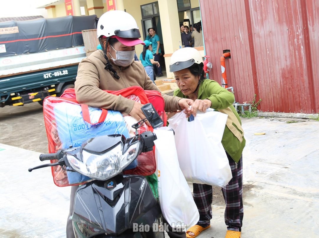 मुसीबत के समय में लोग और उपहार