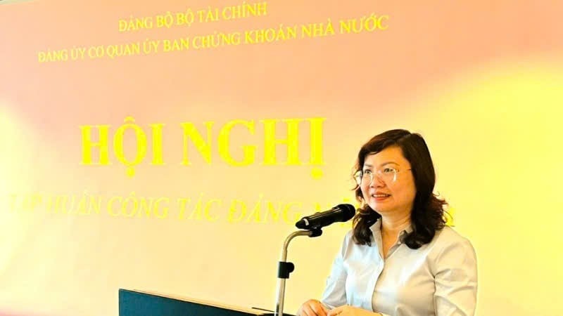 Секретарь партийного комитета Государственной комиссии по ценным бумагам товарищ Ву Тхи Чан Фыонг выступил на партийной учебной конференции.