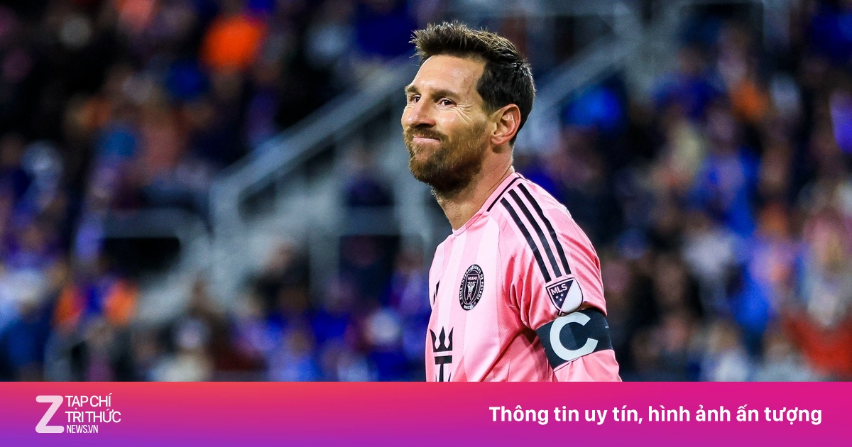 Messi vs. Ronaldo: A Contrasting Scene