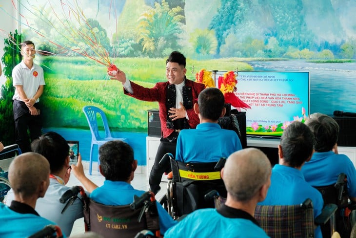 Đội tình nguyện viên nghệ sĩ TP.HCM - Ảnh 3.