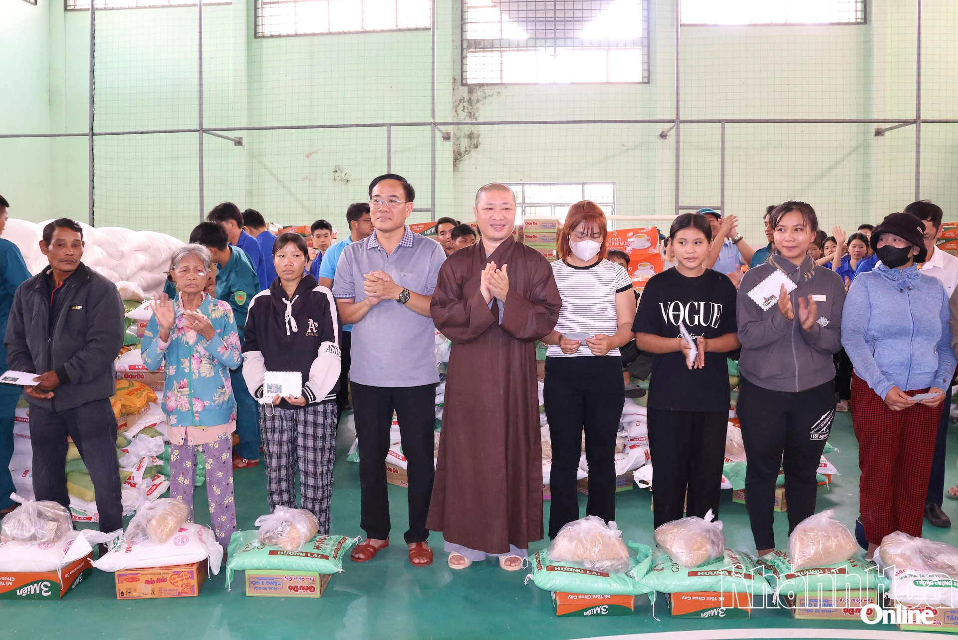 हो ची मिन्ह सिटी के जातीय अल्पसंख्यक एवं धर्म विभाग के नेताओं और हो ची मिन्ह सिटी के बौद्ध संघ की कार्यकारी समिति के प्रतिनिधियों ने खान विन्ह कम्यून में लोगों को उपहार भेंट किए।