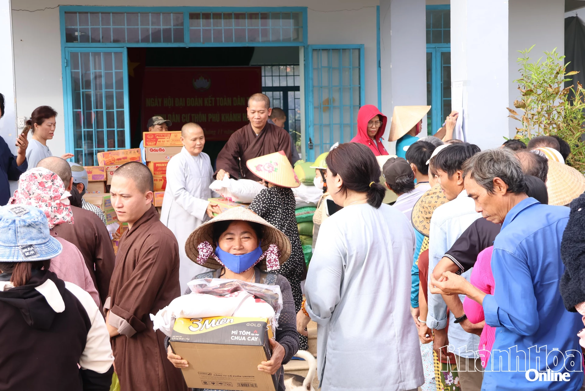 डिएन लेक कम्यून में लोगों को उपहार देते हुए।