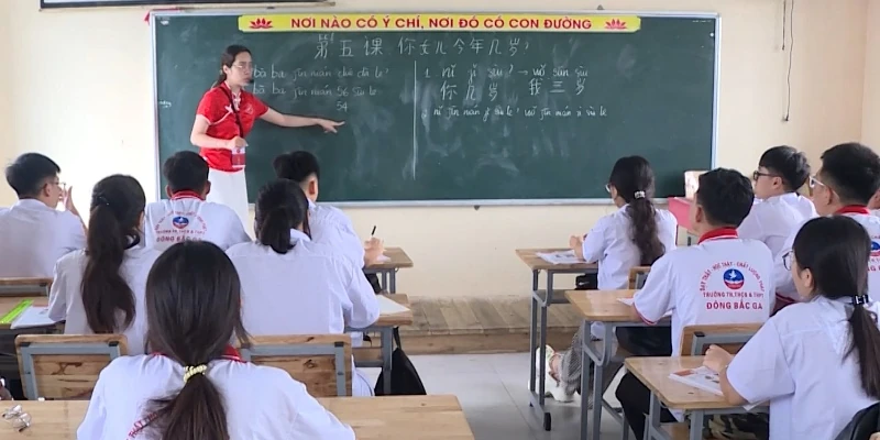 La primera escuela en Thanh Hoa que incluye el chino en su plan de estudios