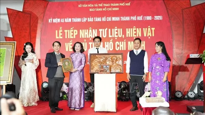 चीन में गुयेन ऐ क्वोक की क्रांतिकारी गतिविधियों का जनता के सामने परिचय - हो ची मिन्ह Giới thiệu tới công chúng về những hoạt động cách mạng của Chủ tịch Hồ Chí Minh ở Trung Quốc