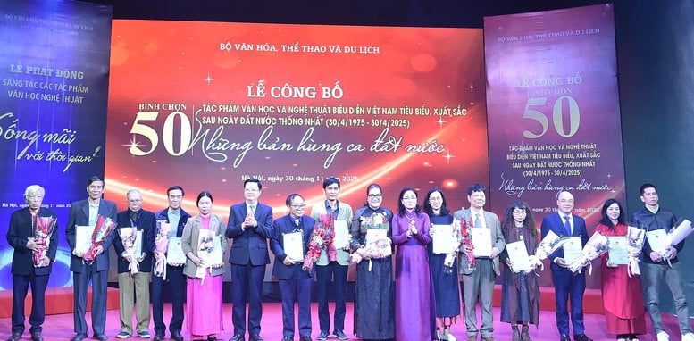 Visestatsministeren deler ut priser til 14 utvalgte litterære verk - Foto: VGP/Giang Thanh