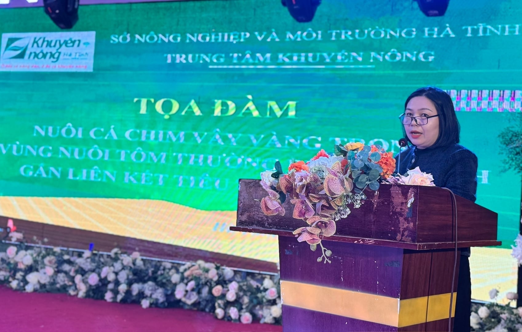 A Sra. Nguyen Thi Hoai Thuy, Chefe do Departamento de Gestão da Aquicultura (Subdepartamento de Pesca de Ha Tinh), afirmou que toda a província possui atualmente mais de 50 hectares de cultivo de pampo-amarelo. Foto: Anh Nguyet. Bà Nguyễn Thị Hoài Thúy, Trưởng phòng Quản lý Nuôi trồng thủy sản (Chi cục Thủy sản Hà Tĩnh) cho biết toàn tỉnh hiện có hơn 50ha nuôi cá chim vây vàng. Ảnh: Ánh Nguyệt.