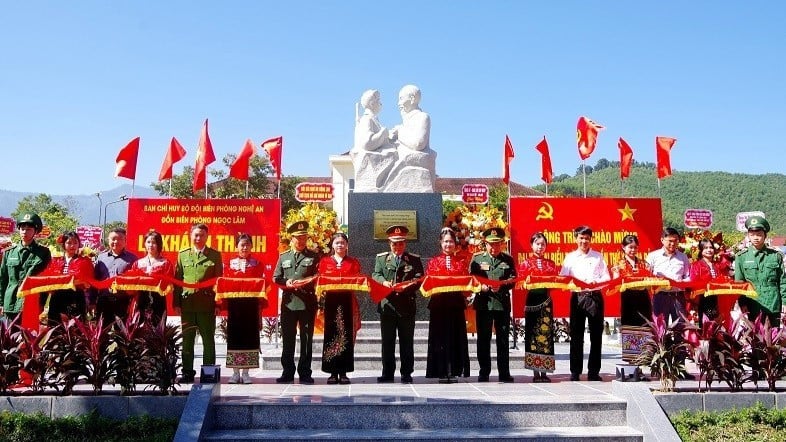 ບັນດາ​ຜູ້​ແທນ​ໄດ້​ຕັດ​ແຖບ​ຜ້າ​ເຂົ້າ​ຮ່ວມ​ພິທີ​ວາງ​ສີ​ລາ​ລຶກ​ອະນຸສາວະລີ “ລຸງ​ໂຮ່ກັບ​ທະຫານ​ປ້ອງ​ກັນ​ຊາຍ​ແດນ”.