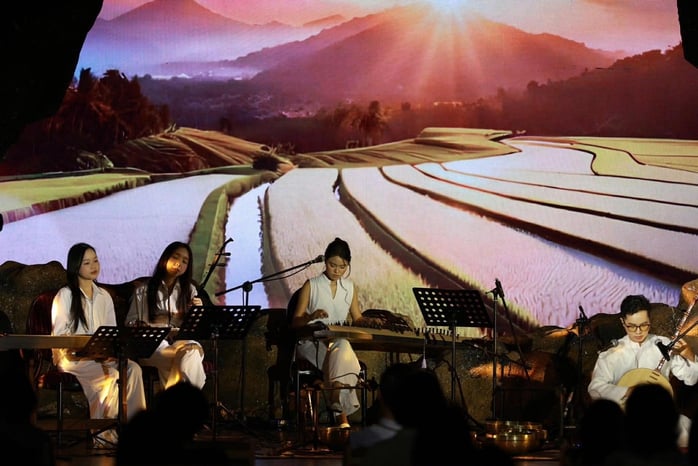 Đinh Linh, Cao Bá Hưng và các nghệ sĩ quốc tế tạo dấu ấn đêm nhạc 