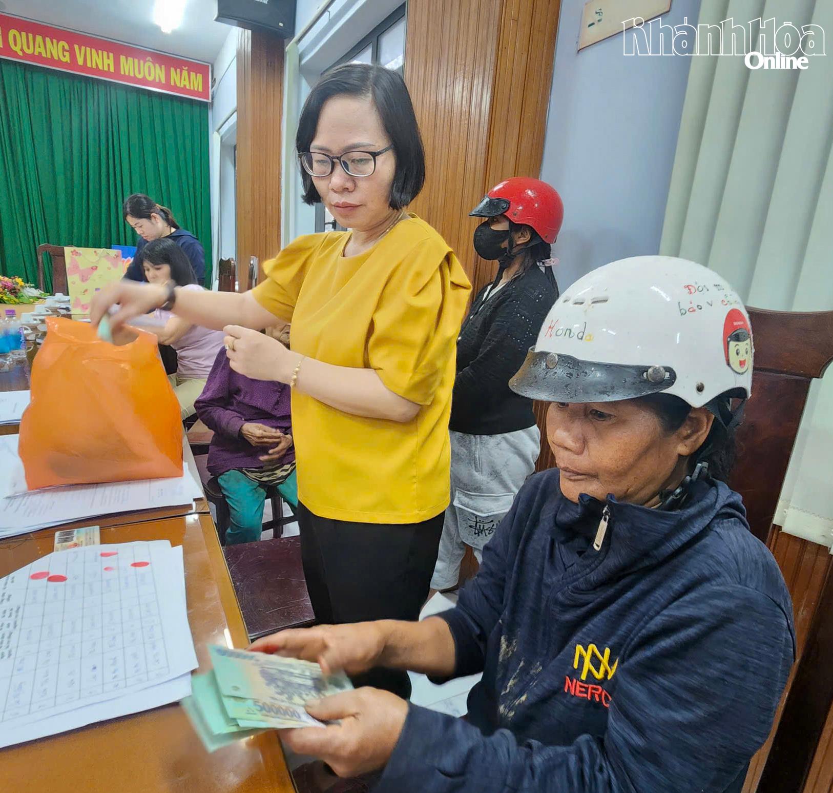 ຊາວ​ຕາ​ແສງ ແຄ໋ງ​ເຊີນ ໄດ້​ຮັບ​ເງິນ​ຊ່ວຍ​ເຫຼືອ