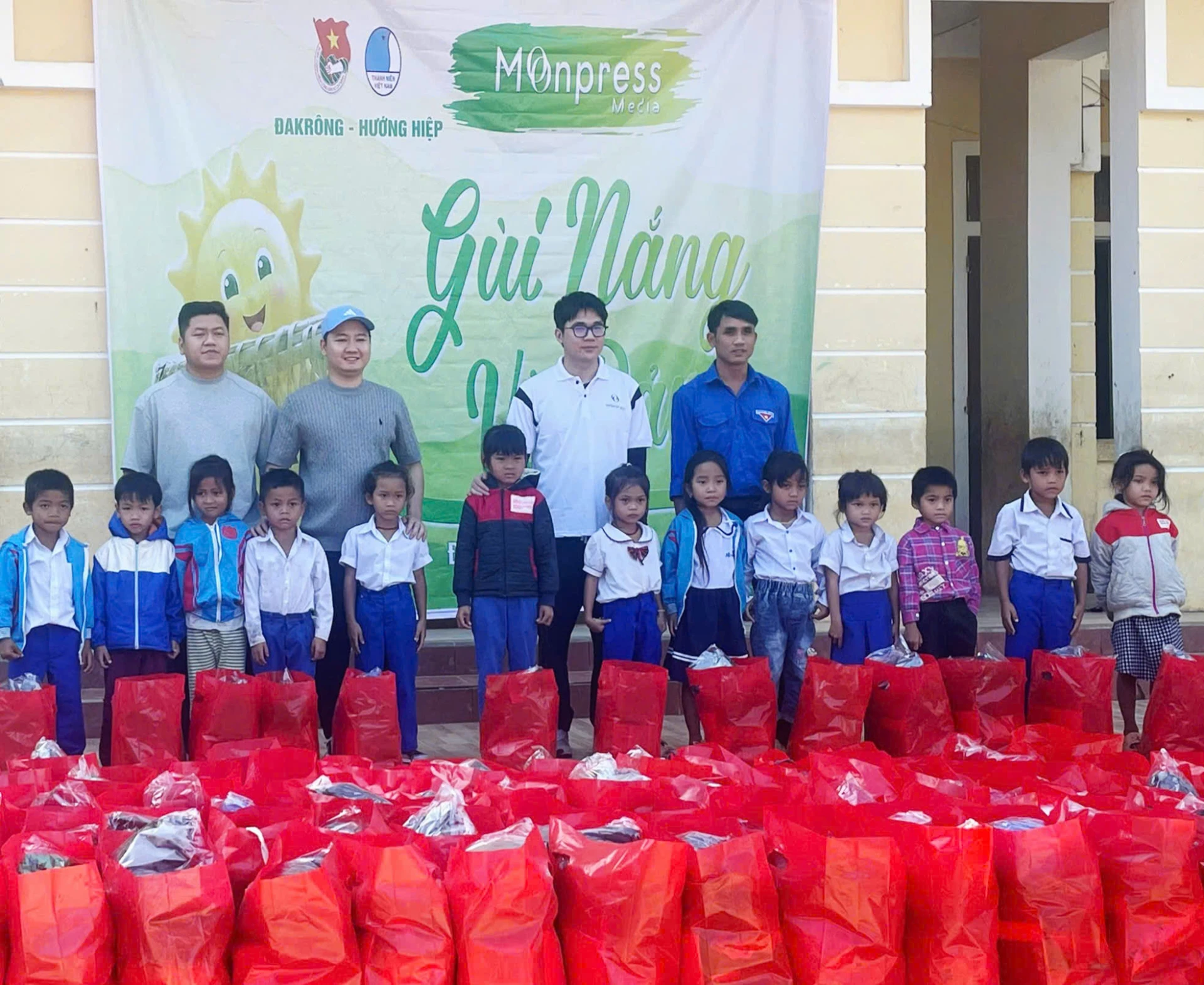 Att ge presenter till elever på Pa Nang Primary School - Foto: K.S