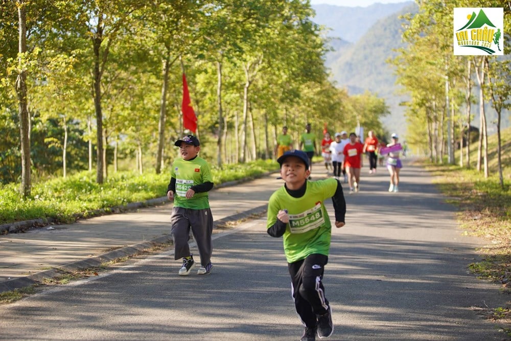 Ponad 1500 sportowców bierze udział w 2. Maratonie Lai Chau w 2025 roku – zdjęcie 3