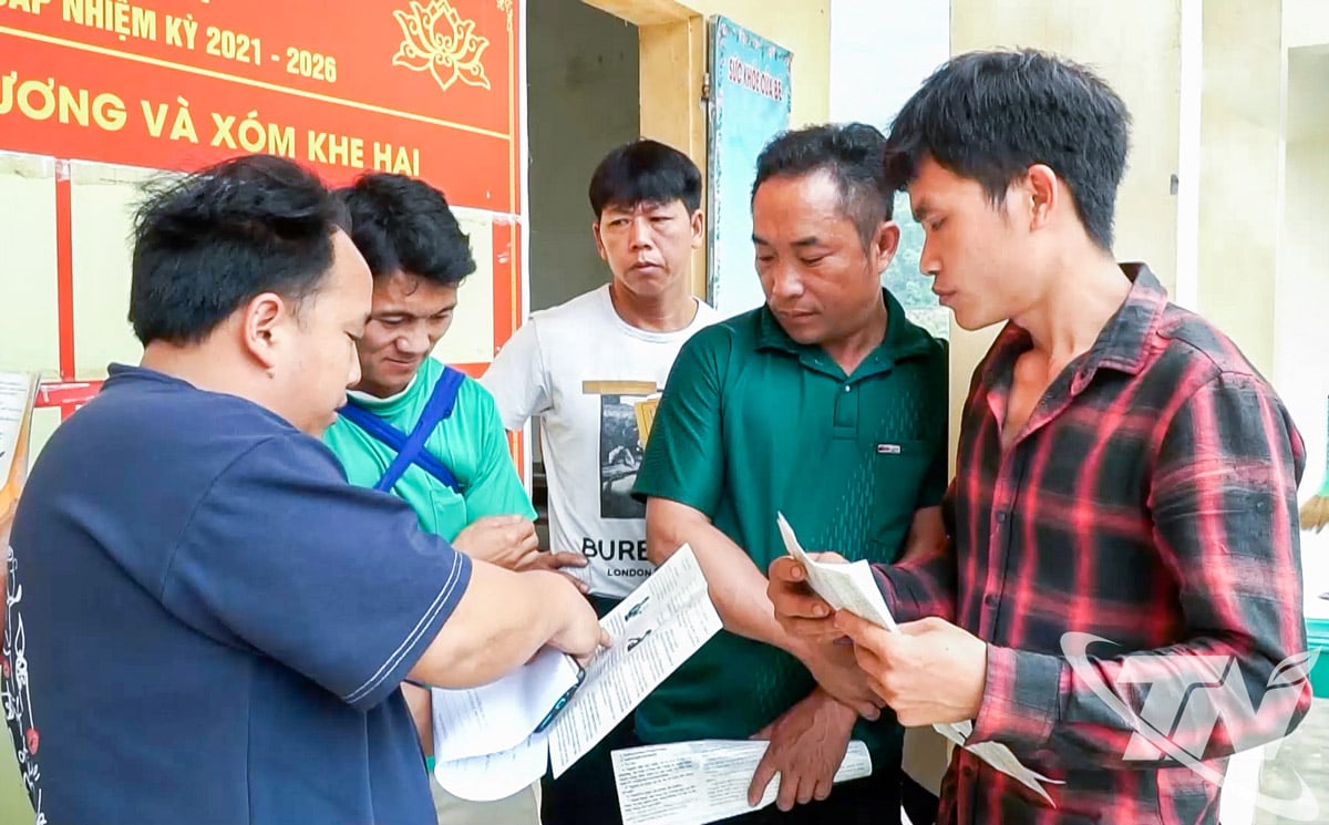 Masyarakat di dusun Khe Hai, kecamatan Van Lang tertarik dengan konten hukum yang disebarkan oleh staf Pusat Bantuan Hukum Negara provinsi Thai Nguyen.