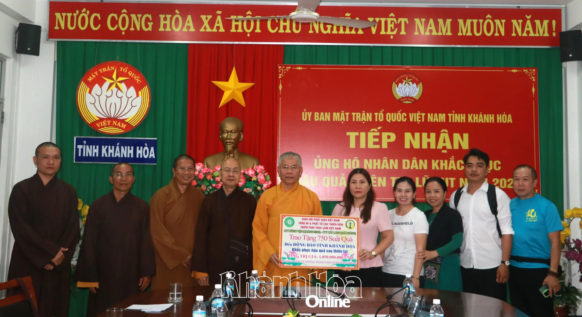 Representanter för provinsens Vietnams fosterlandsfrontskommitté mottog en symbolisk låda med gåvor för att stödja de människor som drabbats av översvämningarna.