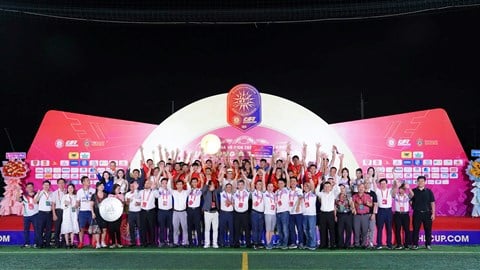 ຮວ່າງໂລ້ ເອຟຊີ ປ້ອງກັນແຊ້ມ ບານເຕະ ຊິງແຊ້ມ ພາກໃຕ້ ໄດ້ສຳເລັດ