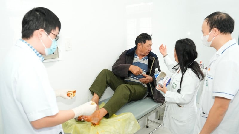 Врачи рабочей группы непосредственно занимались случаем экстренной травмы стопы.