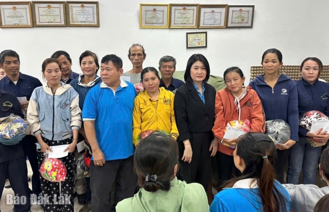 Руководители Провинциальной федерации труда вручили подарки рабочим и работницам предприятия по обработке экспортной одежды «Хоа Хиеп».