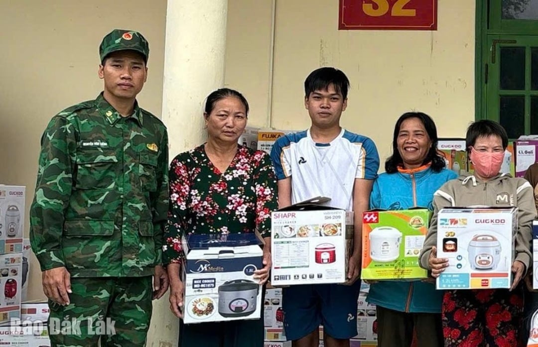 Victimelor inundațiilor din cartierul Xuan Dai le-au fost oferite gătitoare electrice de orez.