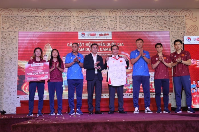 U22 Việt Nam, tuyển nữ quốc gia ủng hộ 100 triệu đồng cho người dân miền Trung bị lũ lụt  - Ảnh 1.