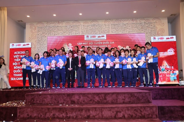 U22 Việt Nam, tuyển nữ quốc gia ủng hộ 100 triệu đồng cho người dân miền Trung bị lũ lụt  - Ảnh 4.