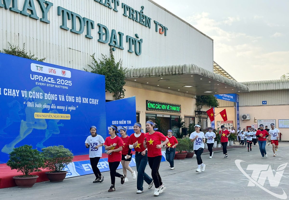 អ្នកចូលរួមរត់តាមបណ្តោយផ្លូវក្នុងបរិវេណក្រុមហ៊ុន TDT ។