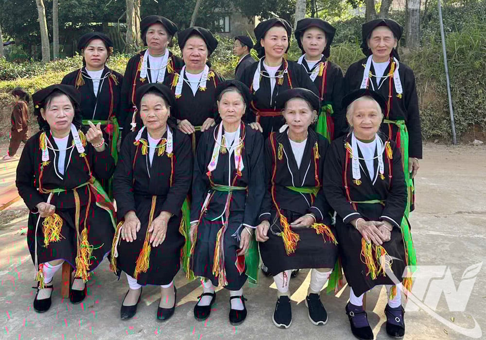 ສະ​ມາ​ຊິກ​ສະ​ໂມ​ສອນ​ວັດ​ທະ​ນະ​ທຳ​ຊົນ​ເຜົ່າ San Diu ຢູ່​ຕາ​ແສງ ເຕີນ​ກວາງ.