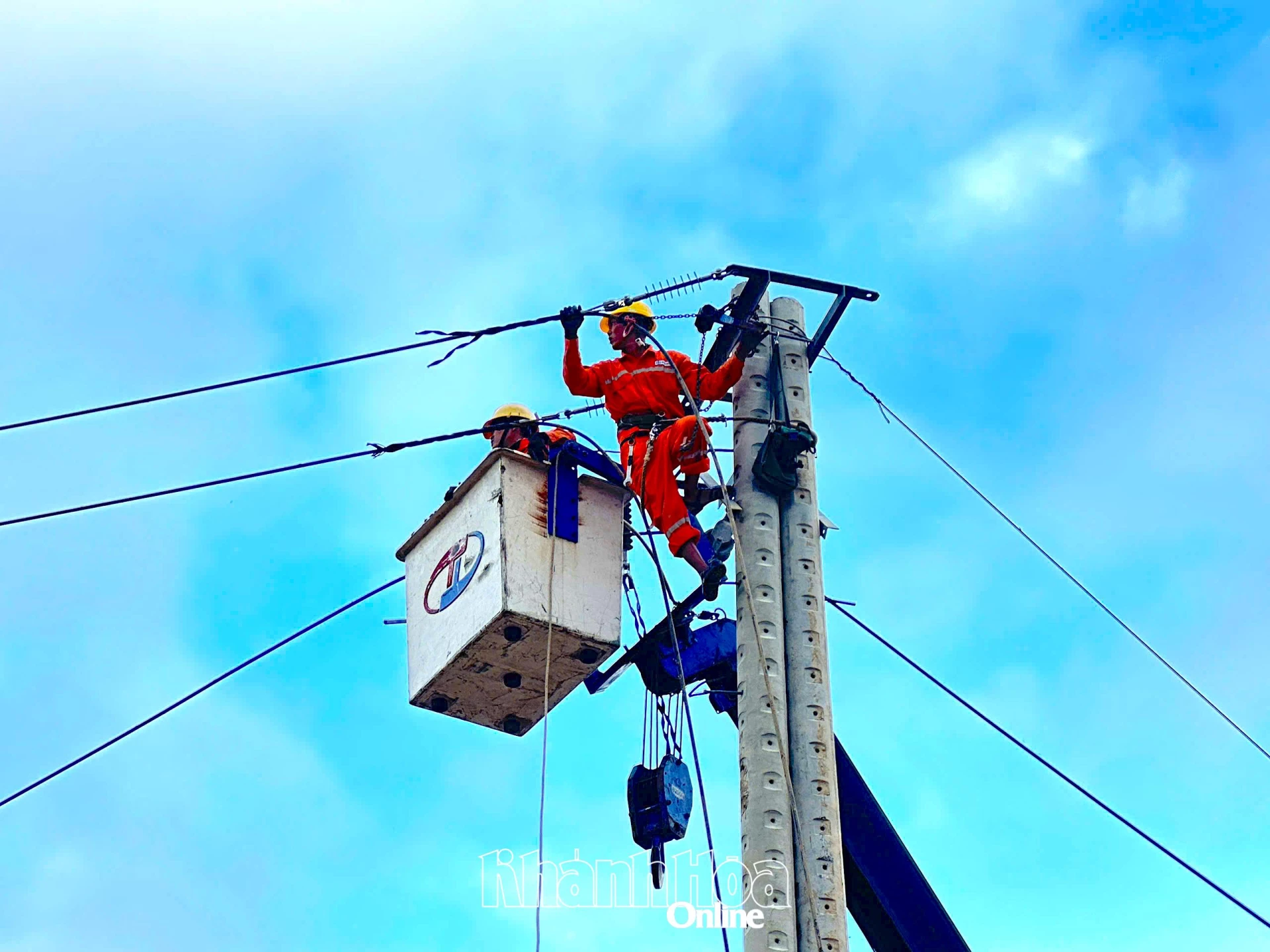 Восстановление электросети после наводнений.