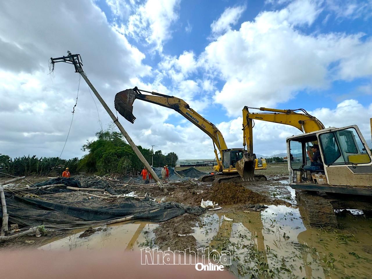 Восстановление упавших электрических столбов в районе Дьен Кхань.