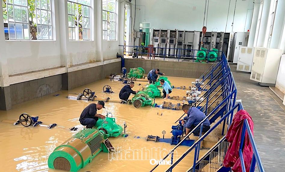 Обслуживание затопленной насосной станции Акционерной компании по водоснабжению и водоотведению провинции Кханьхоа.