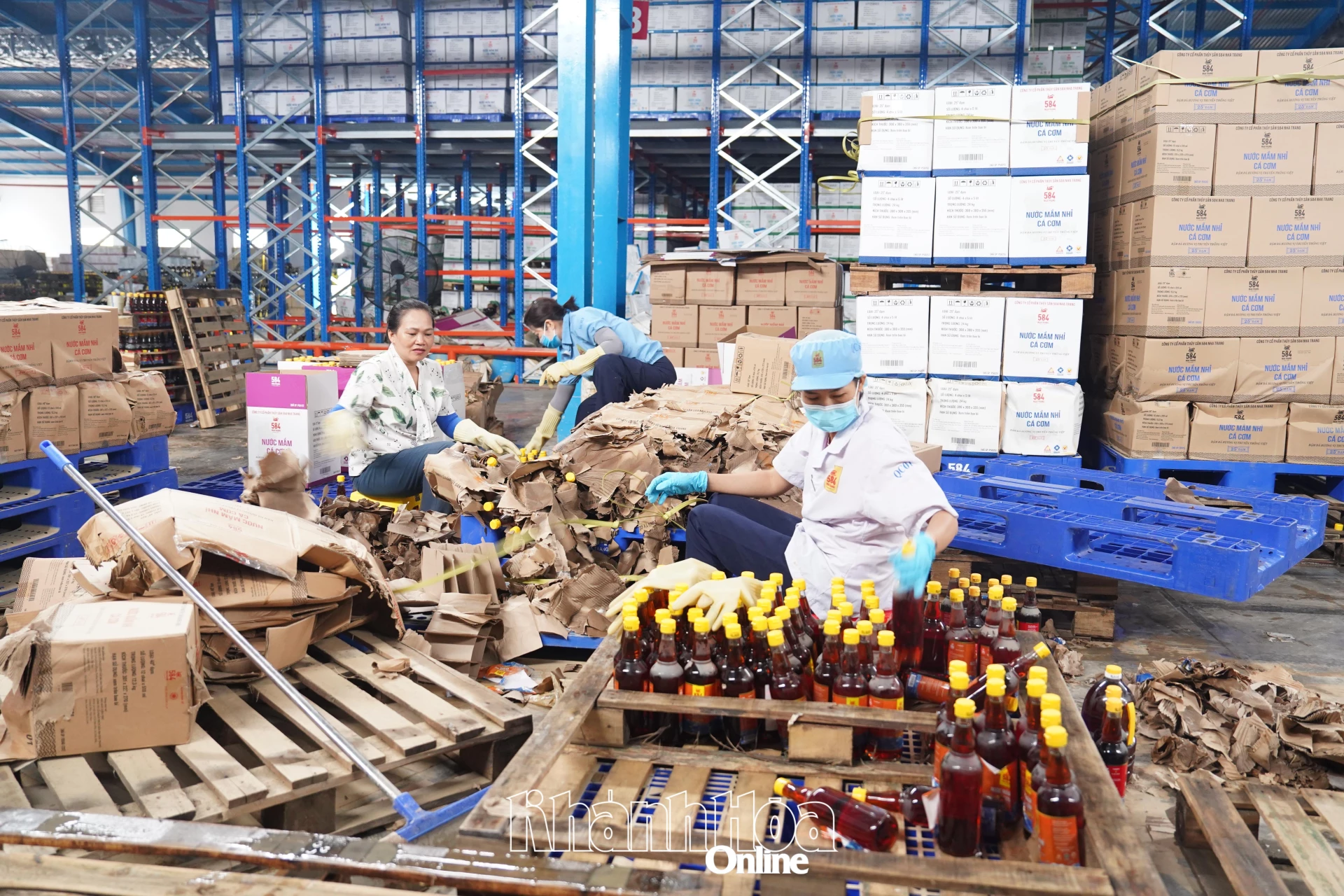 عمال شركة 584 Nha Trang Seafood Joint Stock Company يقومون بتنظيف المصنع.