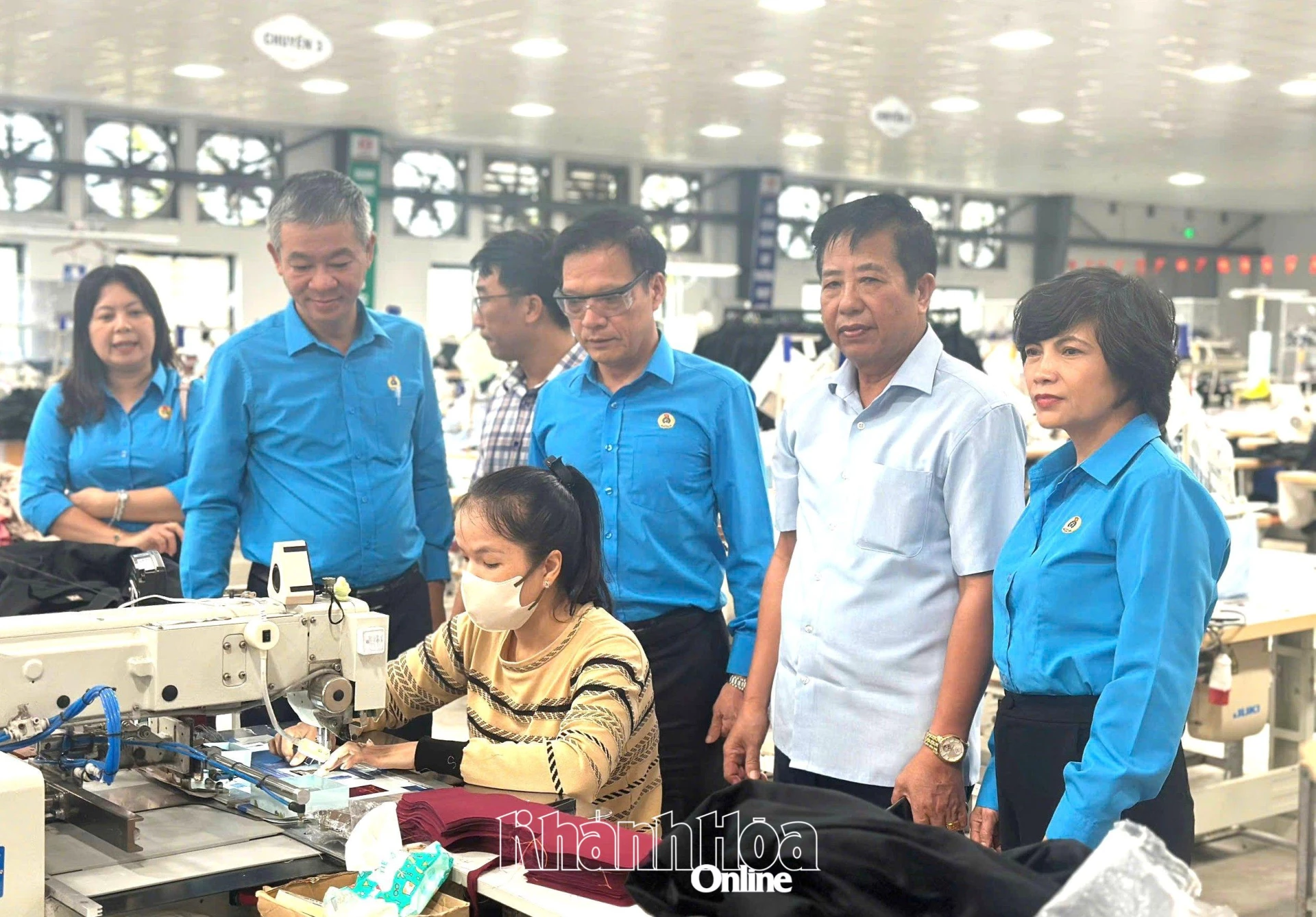 Vedoucí představitelé provinční federace práce navštívili akciovou společnost Hoang Thanh Do Luong Production and Investment Joint Stock Company a seznámili se s její situací v oblasti zaměstnanosti.