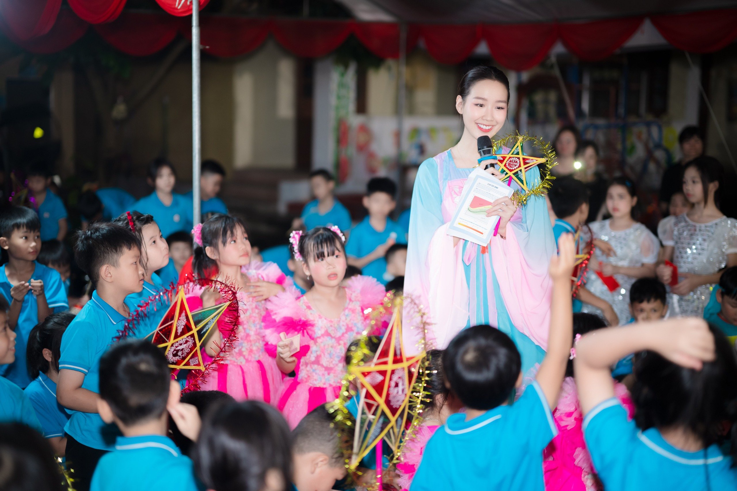 Hoa hậu Bảo Ngọc làm điều đặc biệt cho trẻ em vùng lũ - Ảnh 1.