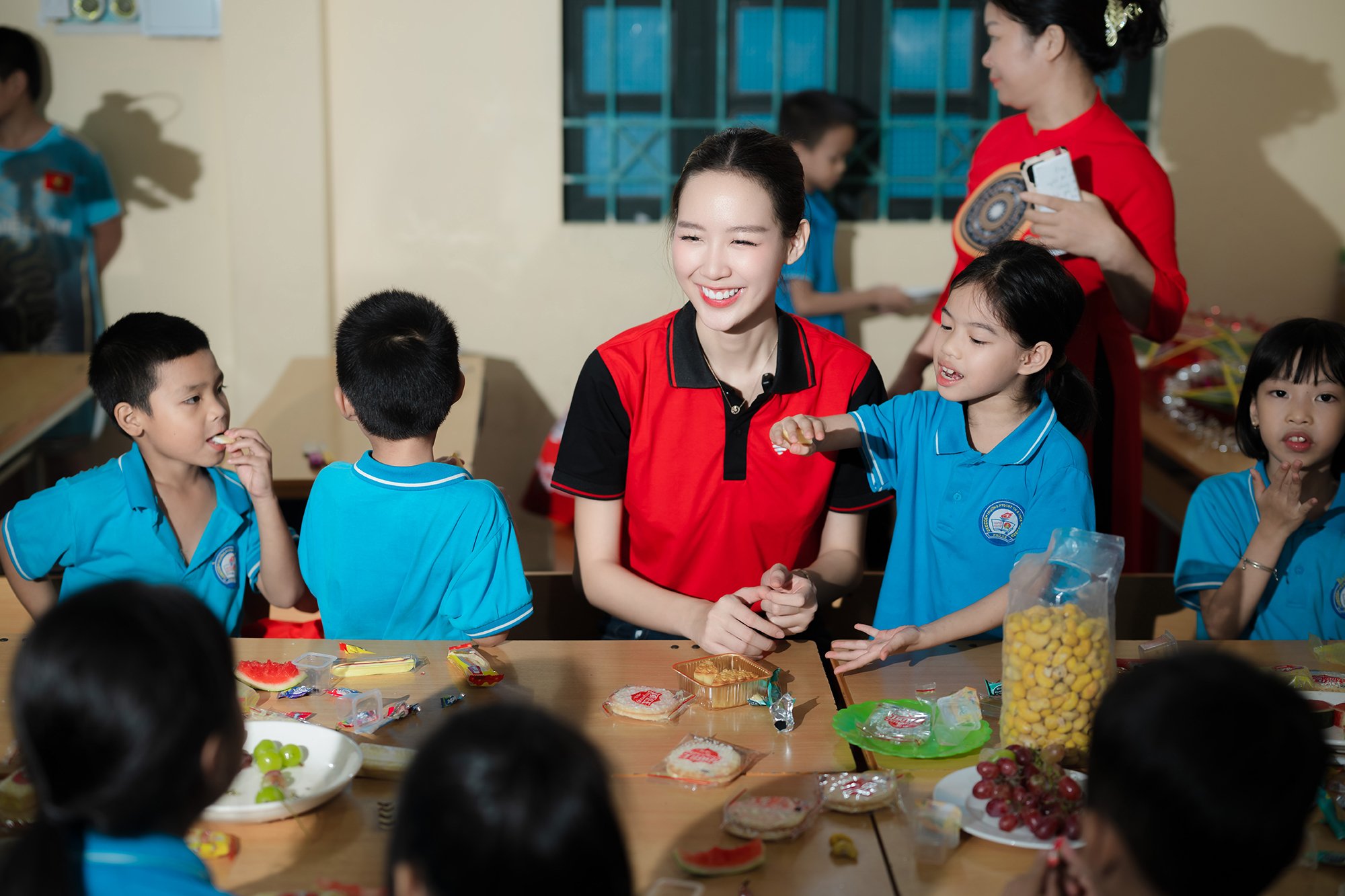 Hoa hậu Bảo Ngọc làm điều đặc biệt cho trẻ em vùng lũ - Ảnh 2.