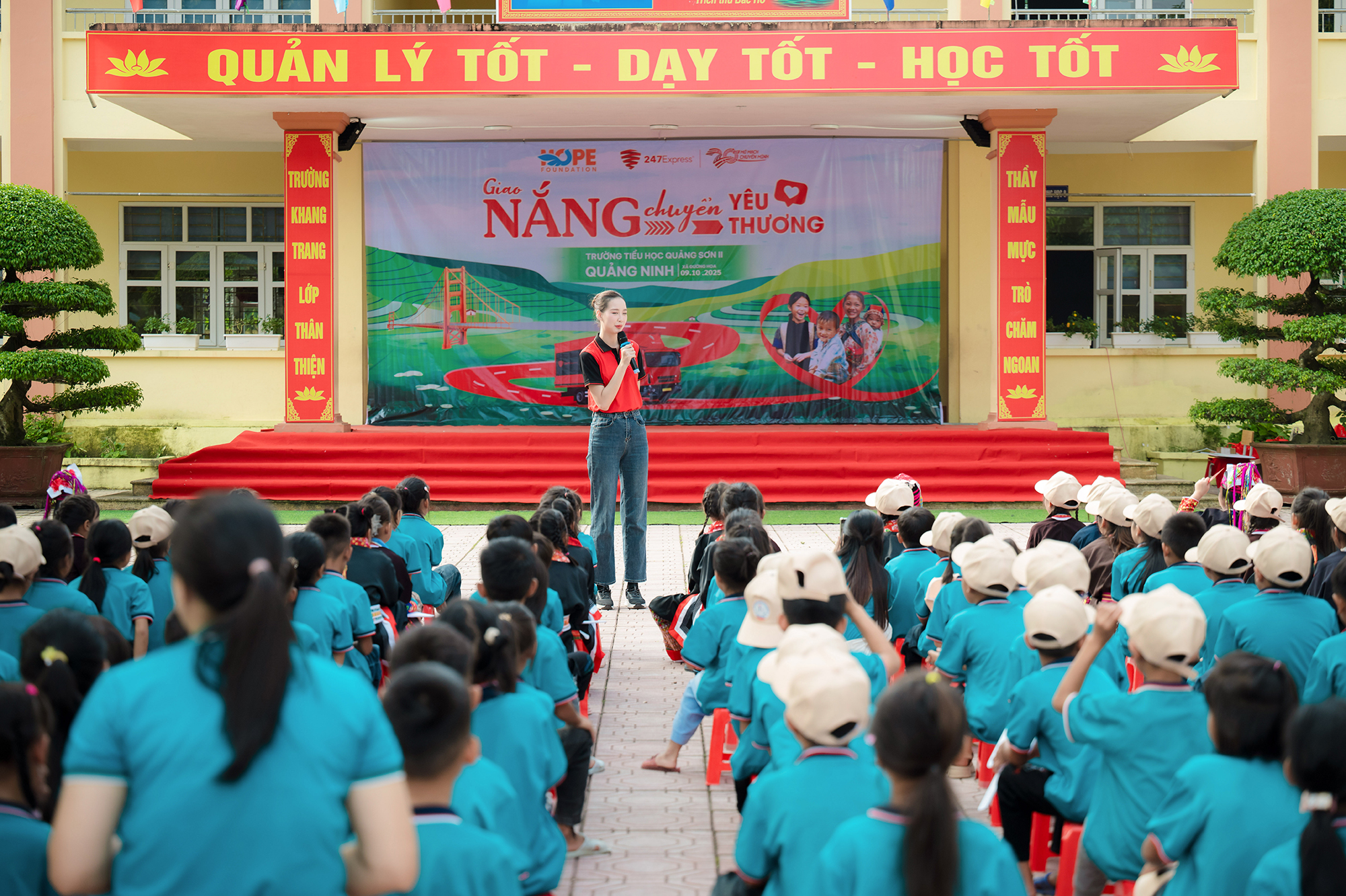 Hoa hậu Bảo Ngọc làm điều đặc biệt cho trẻ em vùng lũ - Ảnh 3.