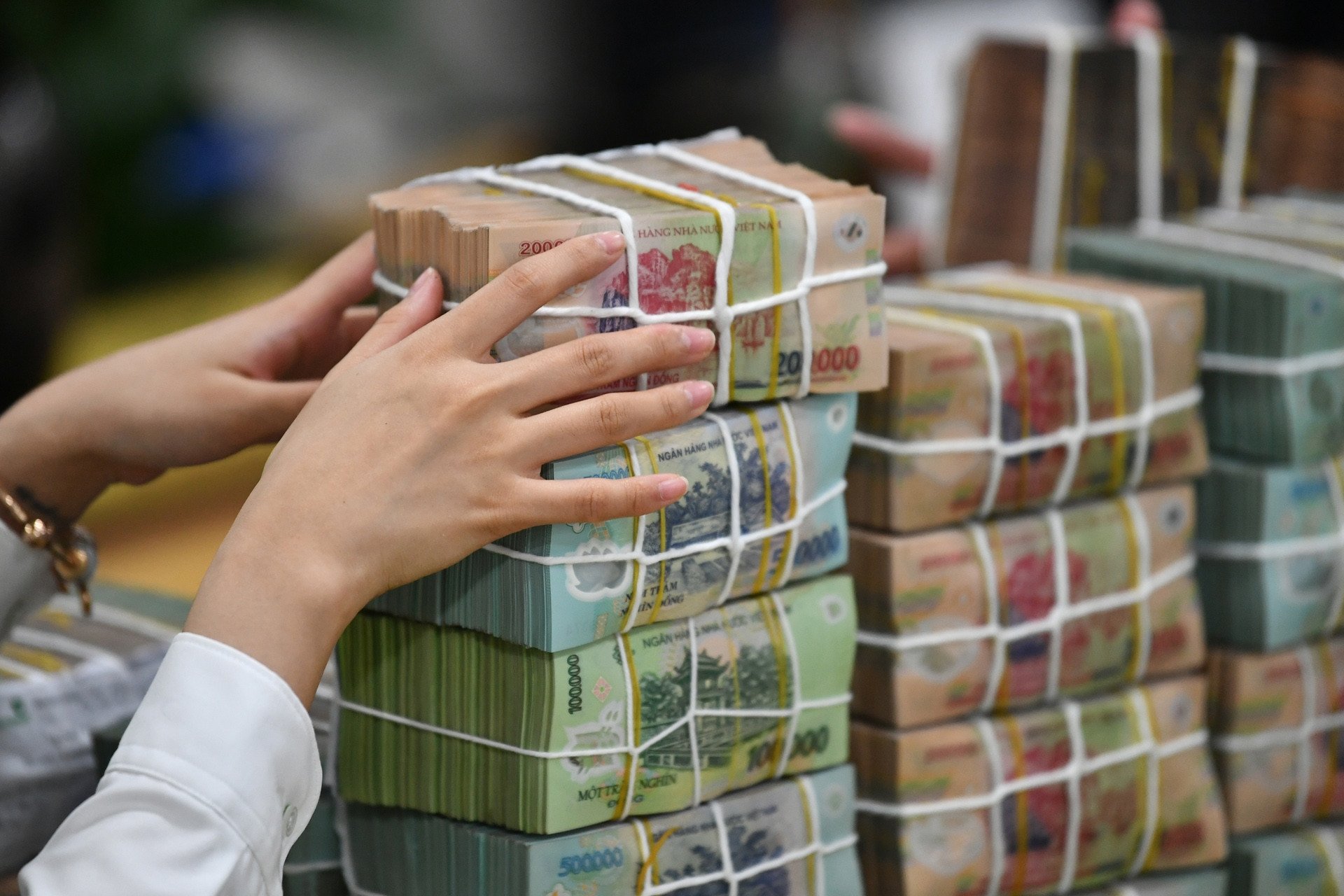 ທະນາຄານແຂ່ງຂັນເພື່ອດຶງດູດເງິນຝາກ: ເພີ່ມອັດຕາດອກເບ້ຍ, ມອບຄໍາ, ຊະນະລົດຫຼາຍຕື້ໂດລາ