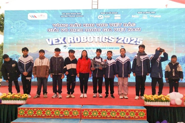 Cô giáo tiên phong mang robot, lập trình đến học sinh vùng cao - Ảnh 2.