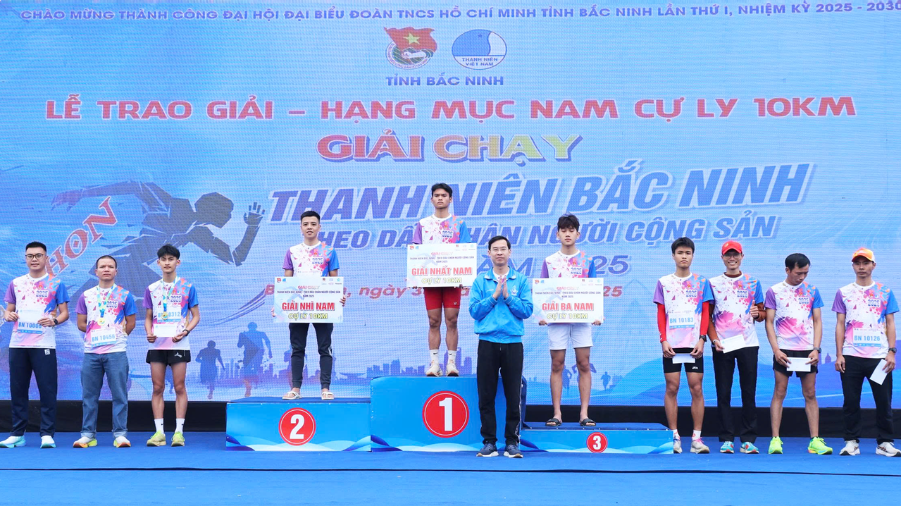 Herr Ha Thai Son, biträdande sekreterare för provinsens ungdomsförbund och ordförande för ungdomsförbundet i Bac Ninh-provinsen, delade ut priser till idrottarna i herrarnas 10 km-lopp.  