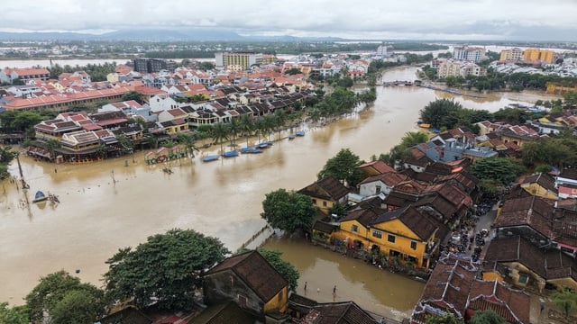 Gỡ nút thắt cấp cứu nhà cổ chờ sập ở Hội An- Ảnh 1.