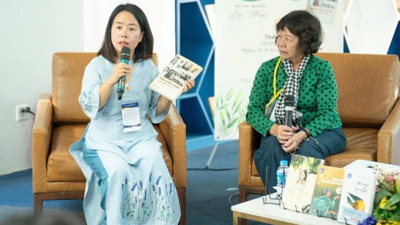 Representative of martyr Dang Thuy Tram's family (right) exchanges about literary works.